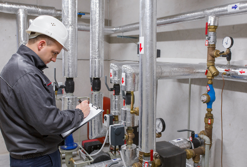 ingenieur controleert installaties bij energiescan