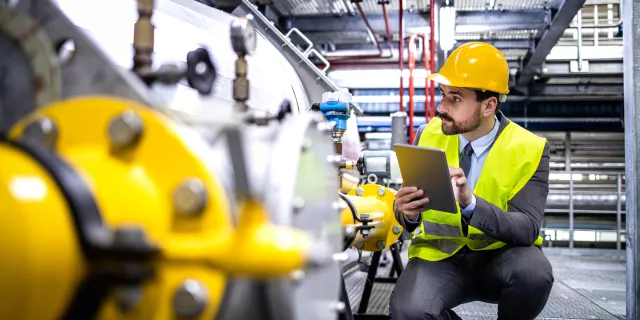 Ingenieur inspecteert machine