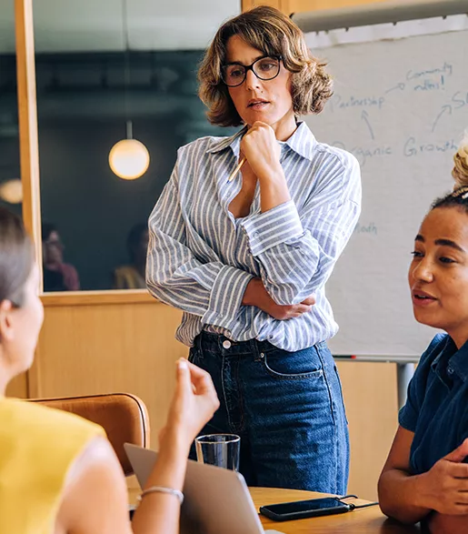 Werknemers van een publieke organisatie in vergadering op kantoor denken na over groene warmte