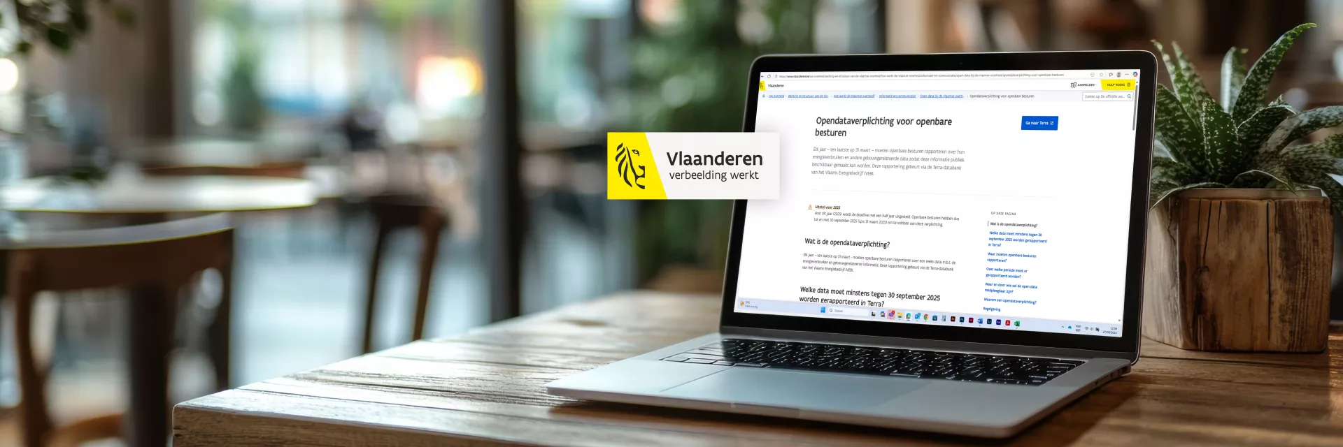 Laptop op houten tafel. Op het scherm staat een tekst over de opendataverplichting van de Vlaamse Overheid.