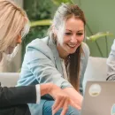 Berdien van veb legt de werking uit van energielevering via een computerscherm