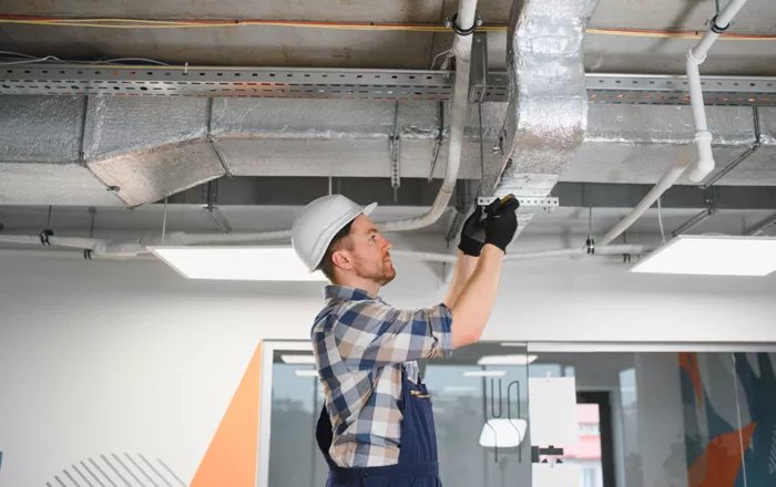 Technieker aan het werk aan een koelindsinstallatie