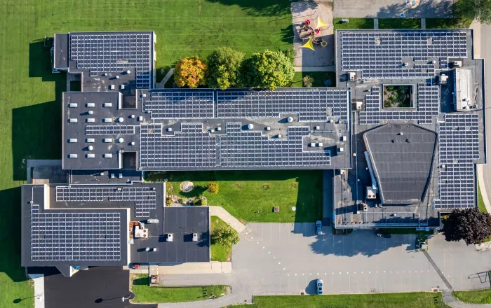 zonnepanelen op dak van school